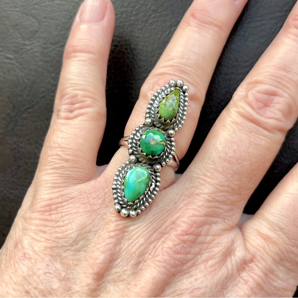 Native American style sterling silver three stone green turquoise ring - Picture 3 of 11